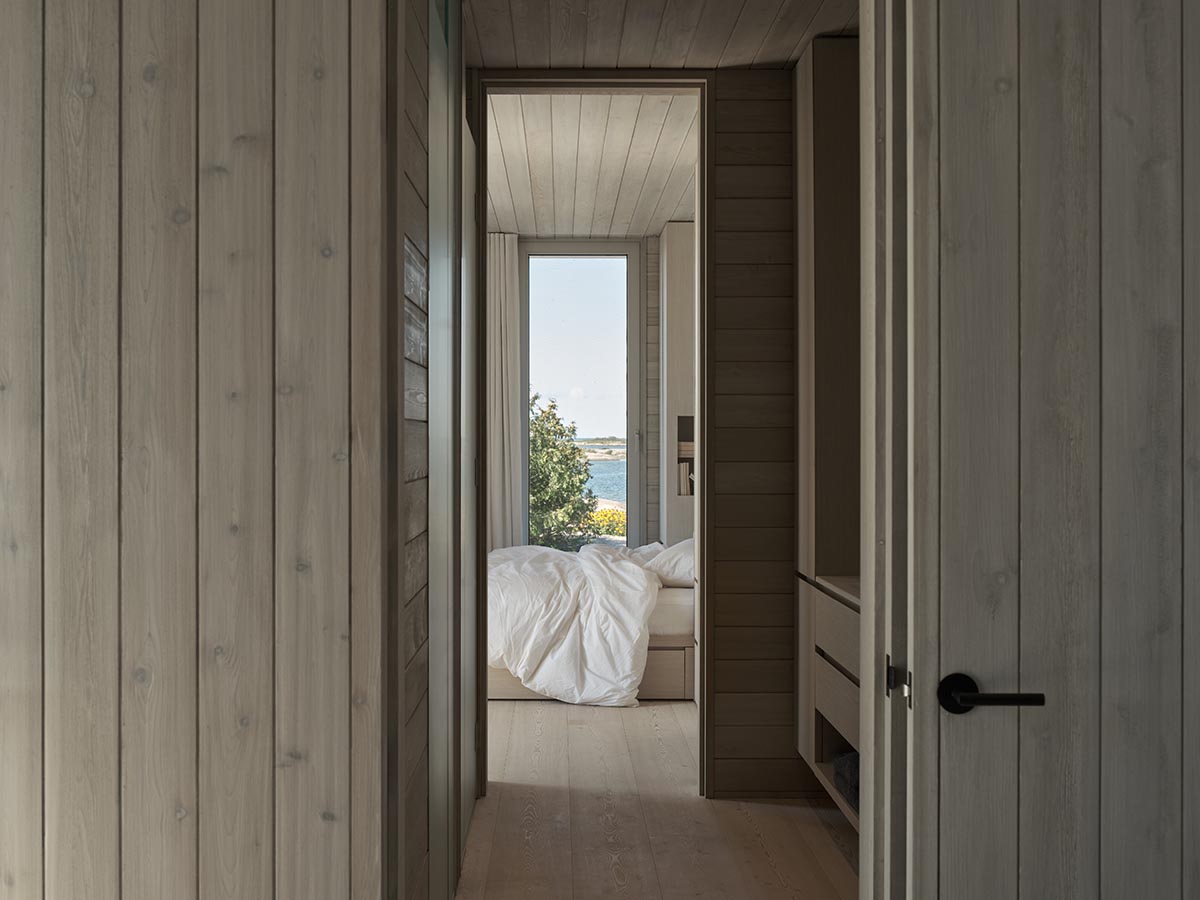 Akb Architects built cottage that blends with brownish-grey rocks in its surrounding