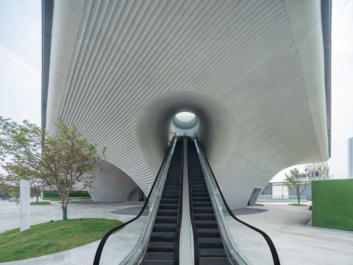 Community Center in Xi’an is raised on sculptural base that features a rippling effect