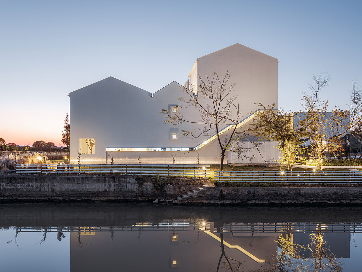 Wutopia Lab creates continuous shell for White Suzhou Section Homestay in China 