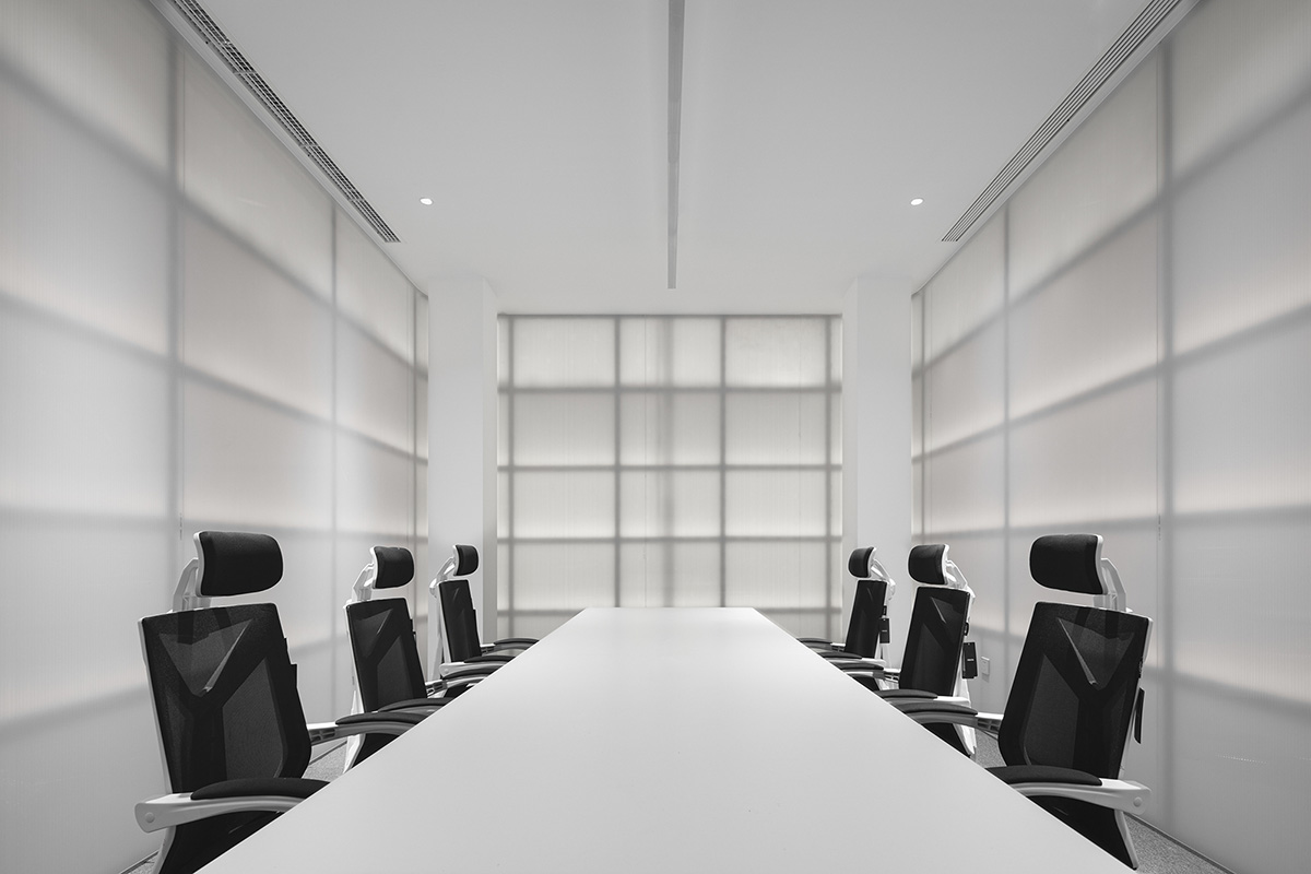 AtelierTree wraps Cyber White Garden Office with white-washed and sharp-cut elements in Beijing