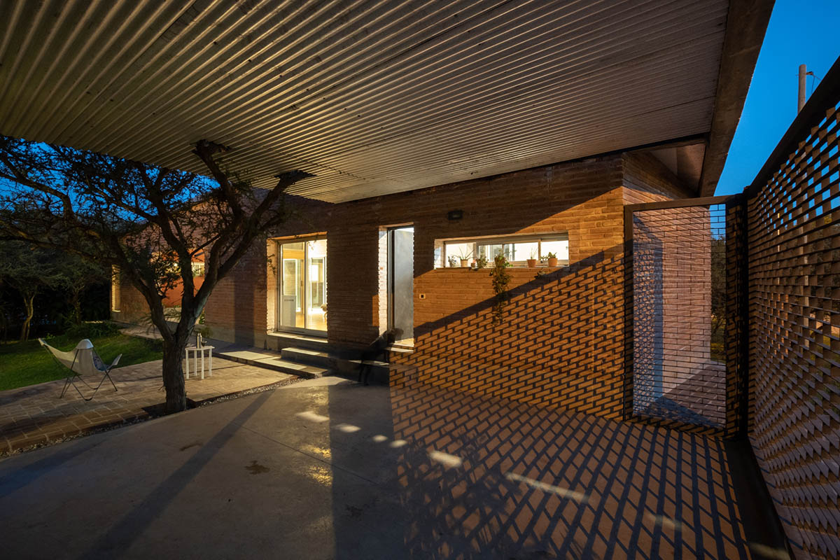 Barq's taller de arquitectura completes brick House - Workshop in Córdoba