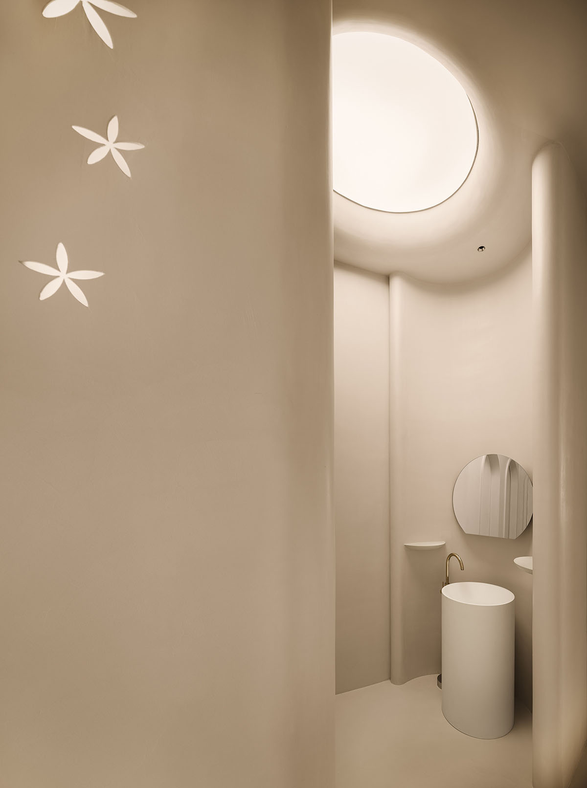 Undulating and smooth walls form this retail store by Panda NANA in Jinan, China