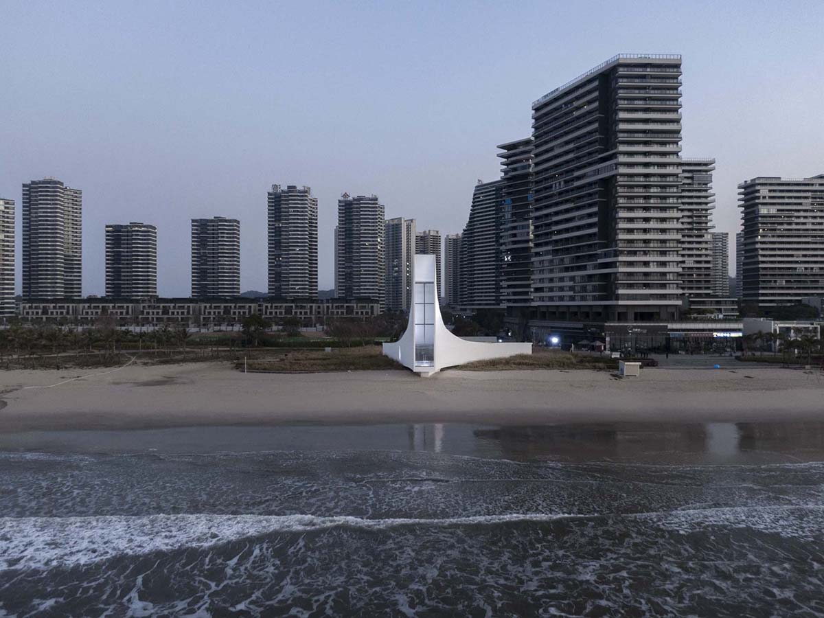 O-office Architects designs curvy chapel that opens up a vertical window to the seaside in Shanwei