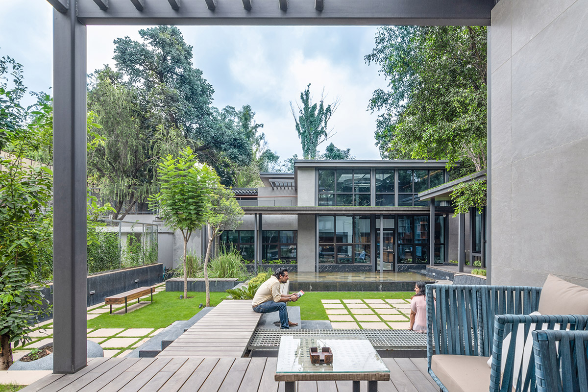 Flyyingseeds studio completes Treehouse Office in New Delhi