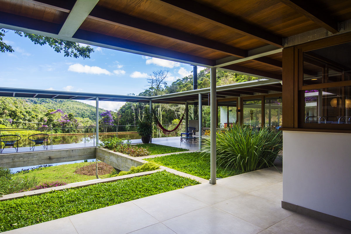 Only eight points support this linear spaceship-looking volume in the hills of Rio de Janeiro