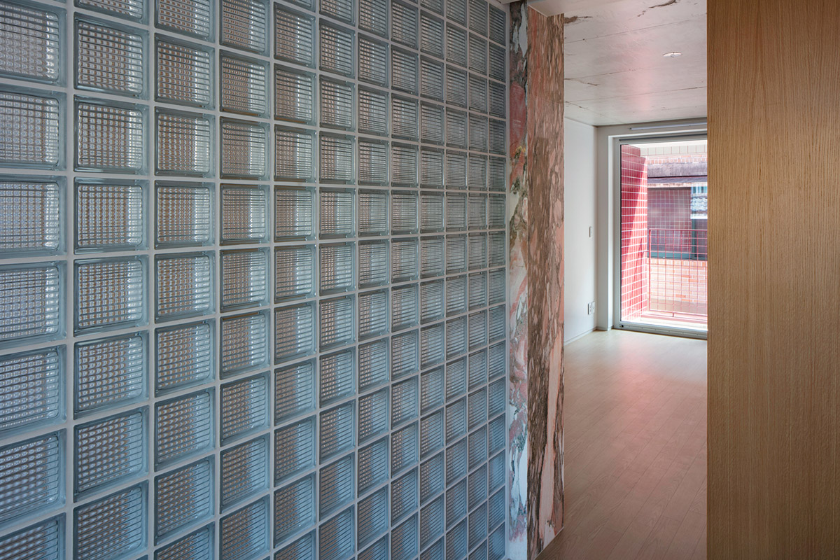 aoa architects uses red marble tiles to clad this apartment in South Korean neighborhood