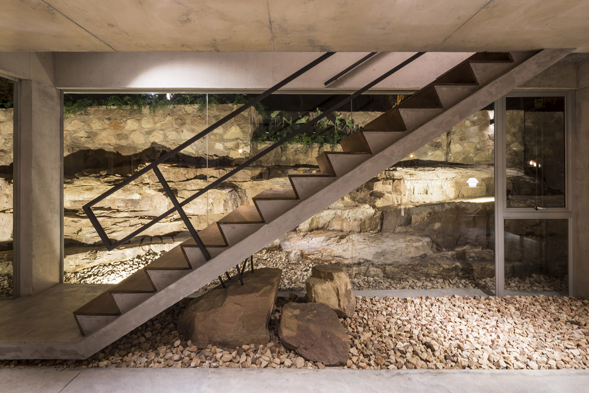 OMCM arquitectos brings rocky landscape inside of this weekend house in Paraguay