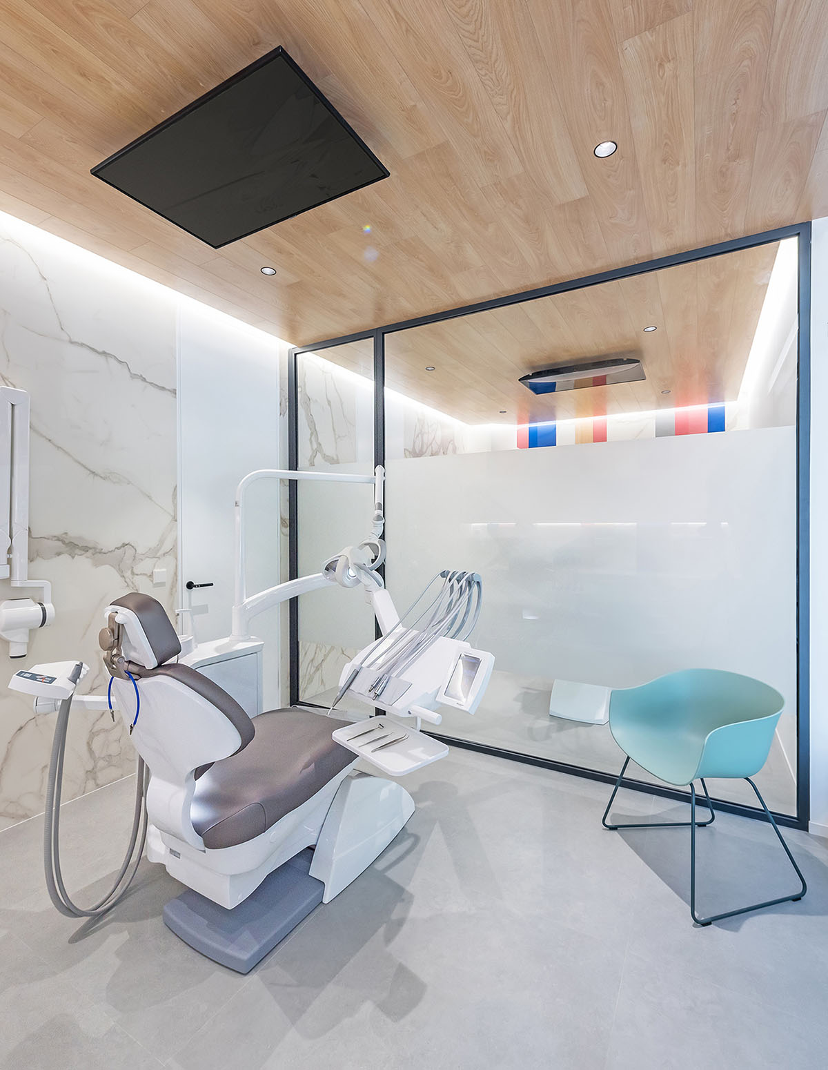 Pablo Muñoz Payá Arquitectos completes Comisura Dental Surgery with bright and colorful interiors