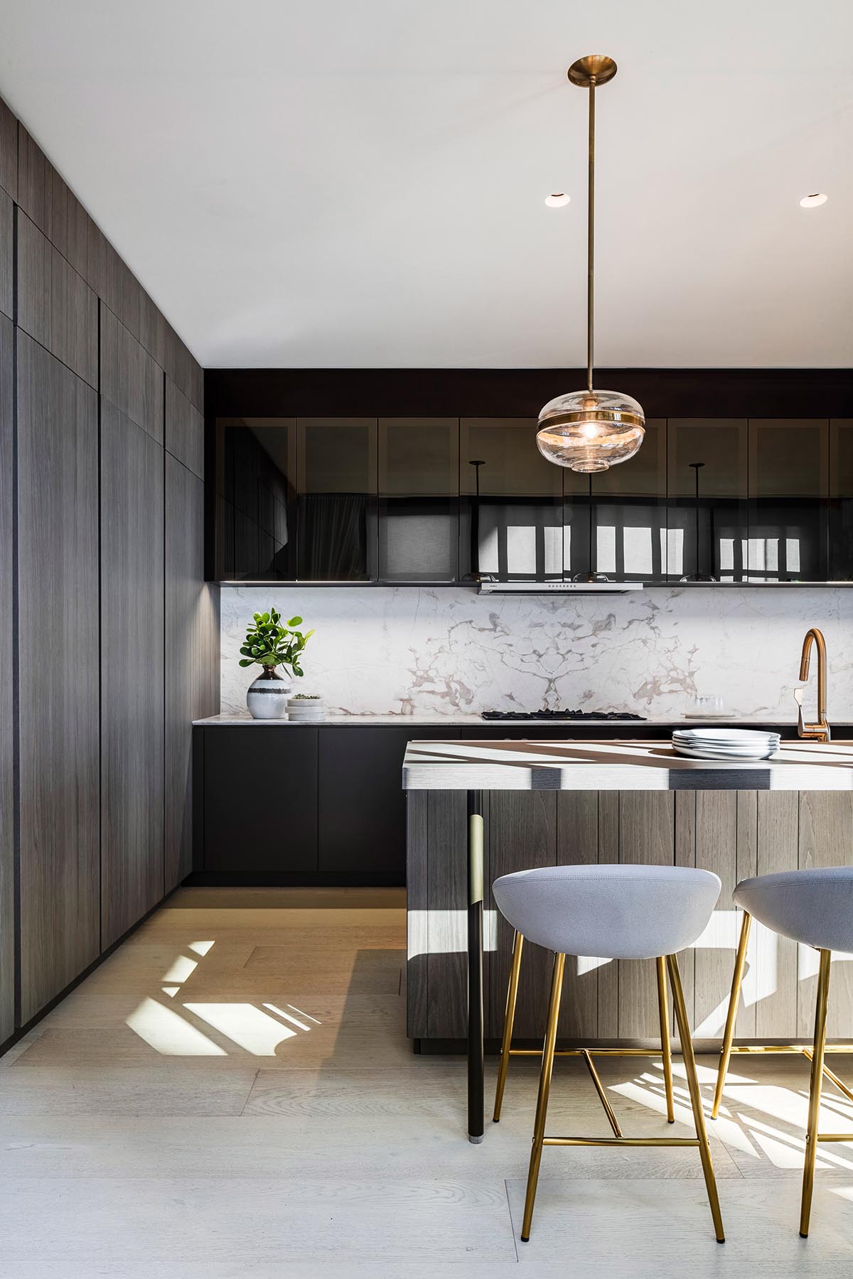 Antonio Citterio Patricia Viel built new condominium that features extruded horizontal terraces