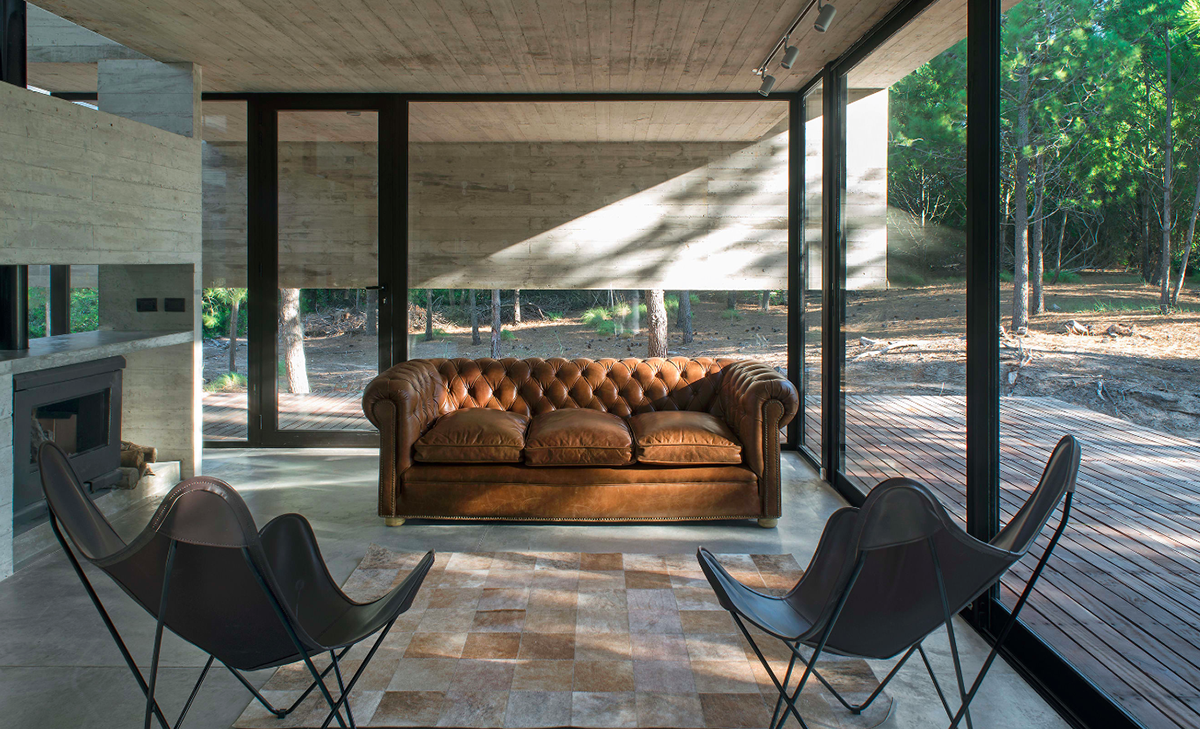 Partially open S+J family house by Luciano Kruk placed in the pine forest of Costa Esmeralda