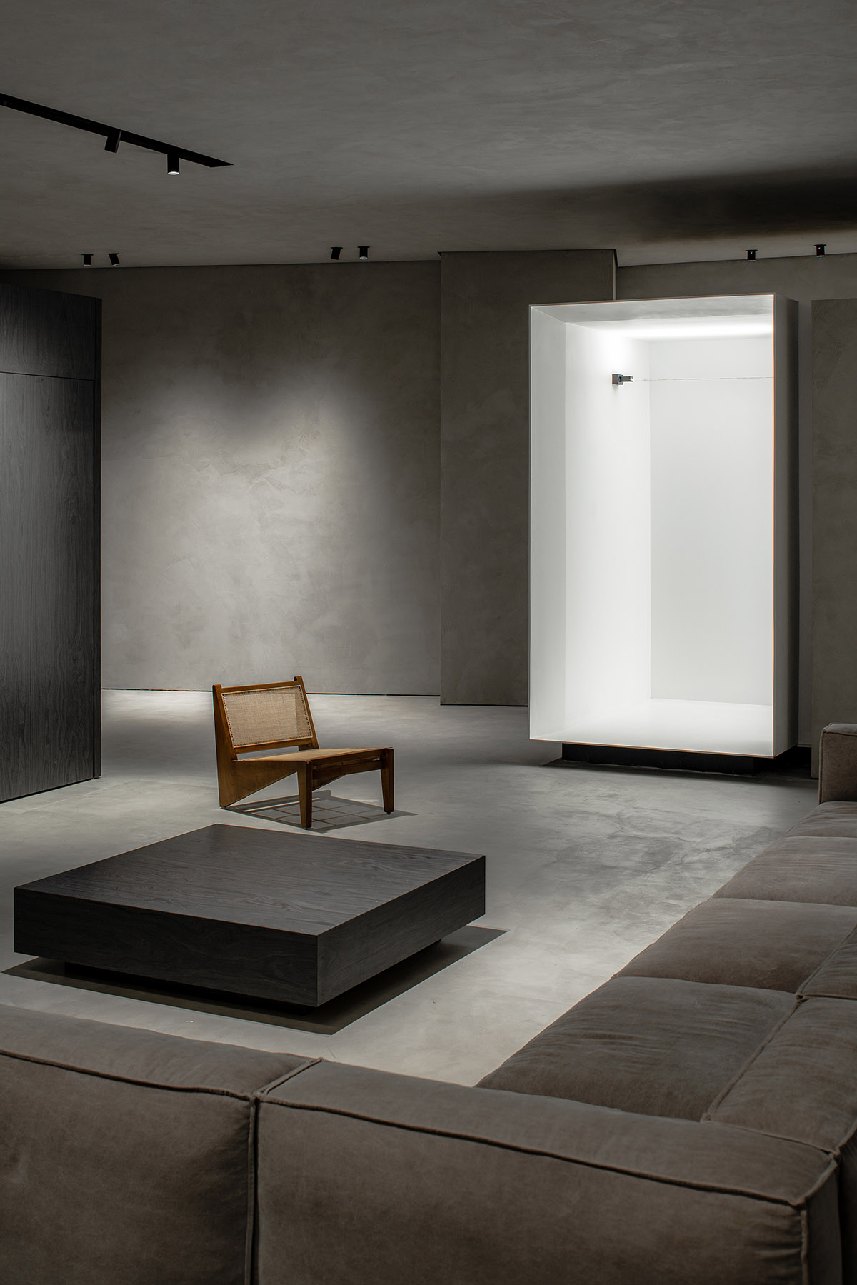 JST ARCHITECTURE creates dark-colored palette by adding a geometrical aesthetic to this showroom