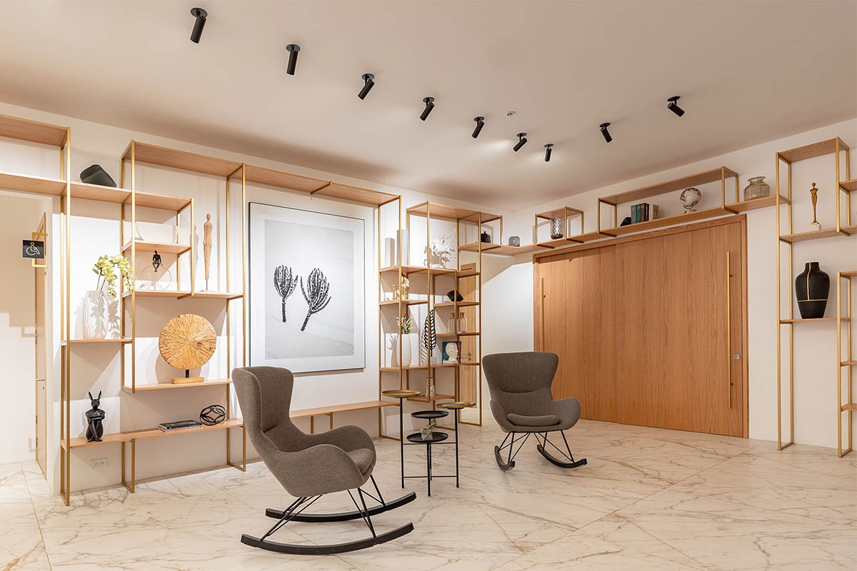 Carlos Zapata completes Unique tower with curved glass skin in Quito