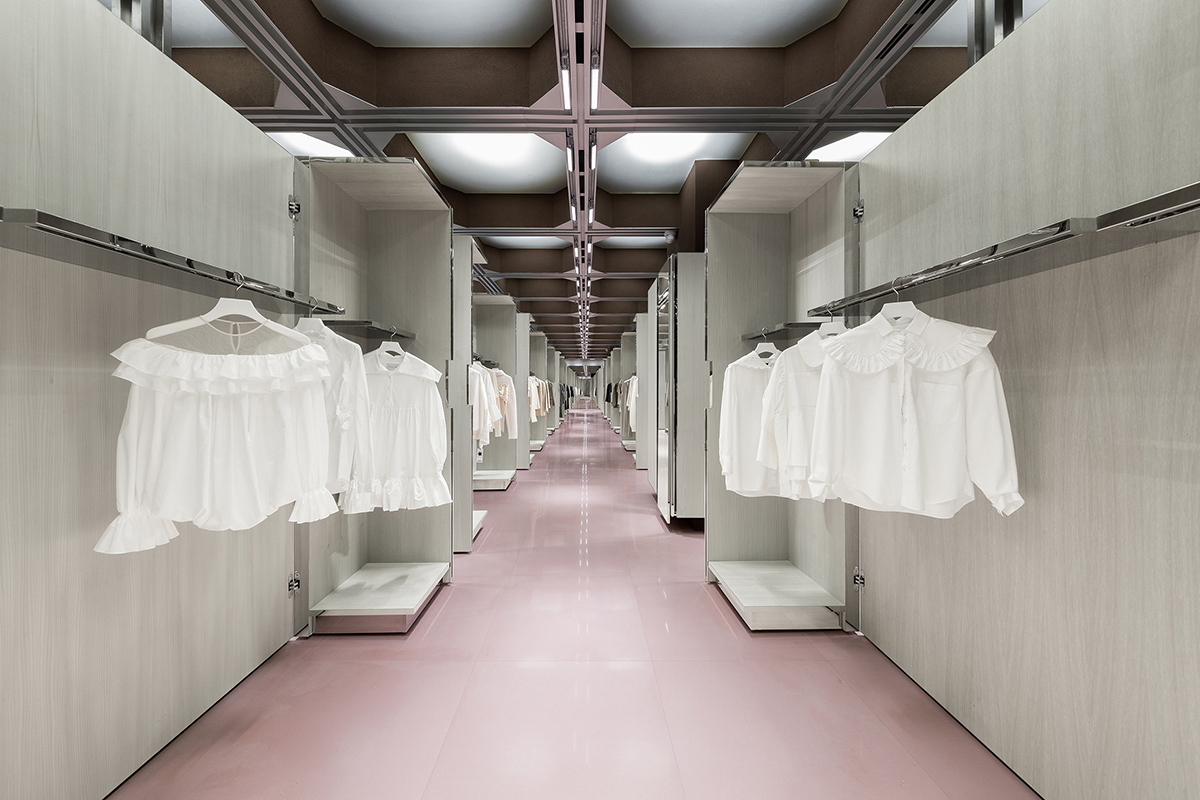 Interiors of boutique feature changeable structural systems generating different catwalk routes