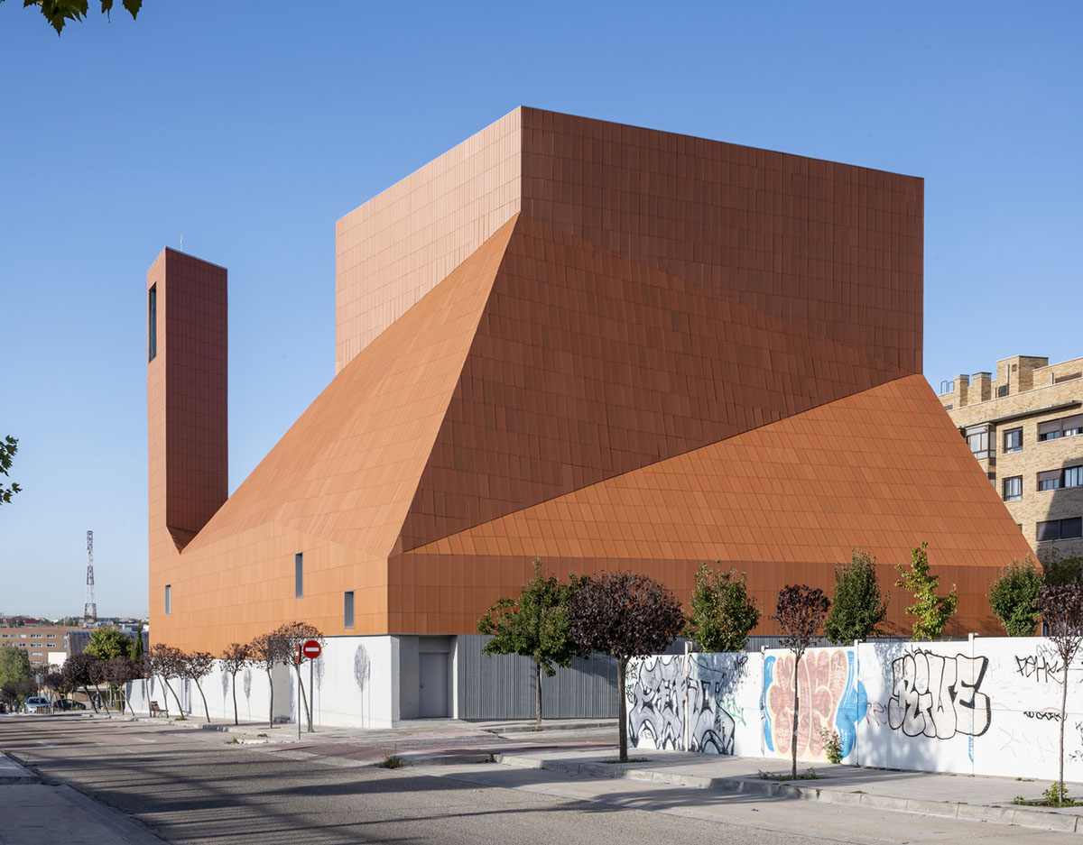 Ramón Fernández-Alonso built church complex with inclined surfaces dressed by warm colors in Madrid