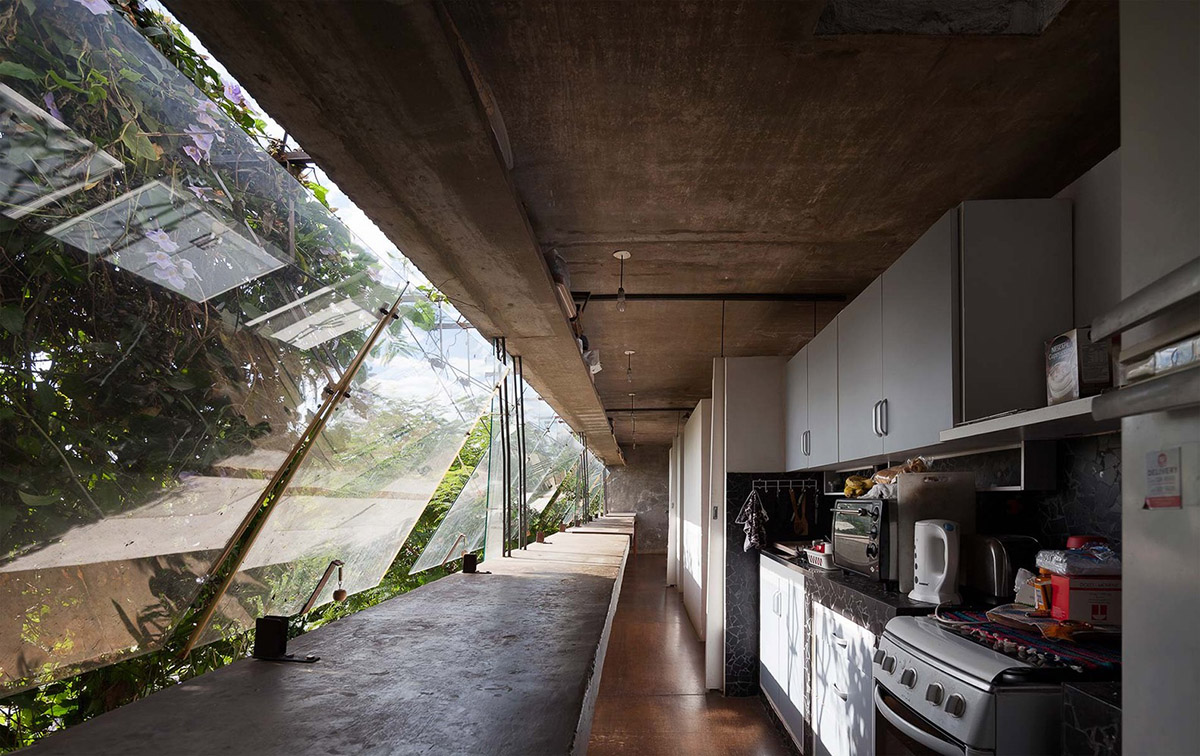 TDA uses mega cantilevered concrete block as a roof and social gallery for a house in Paraguay