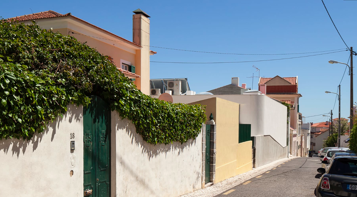 Antonio Costa Lima designs continuous inner gallery in Portugese house to overcome windowless fa&ccedil;ade
