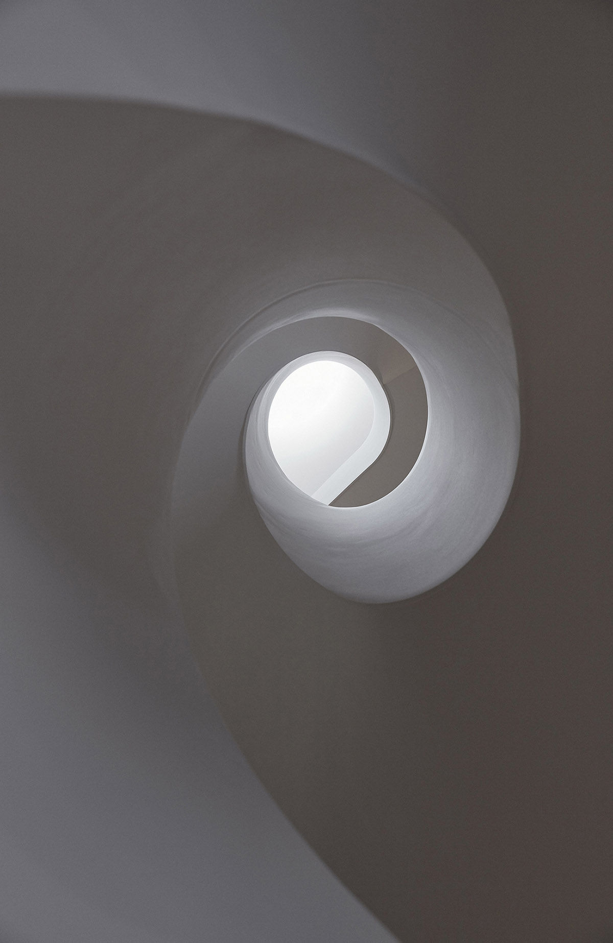 Jolson Architecture and Interiors creates fluid surfaces for interiors of this Melbourne home