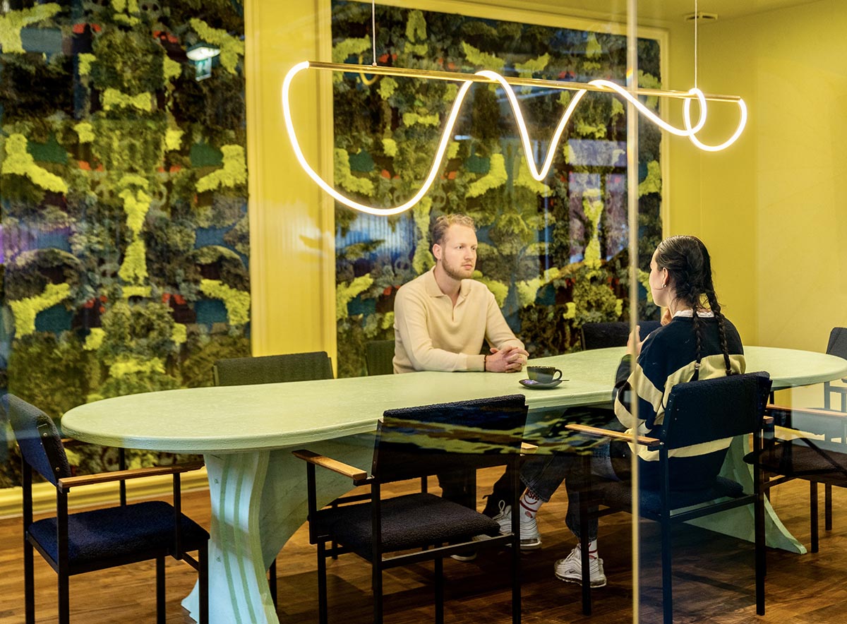 Художественные цветовые схемы информируют офис в Амстердаме, разработанный Studio Noun.
