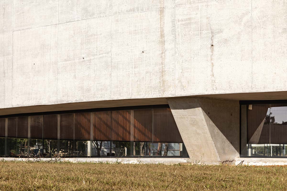 ARQBR Arquitetura e Urbanismo built concrete church complementing the Brazilian landscape 