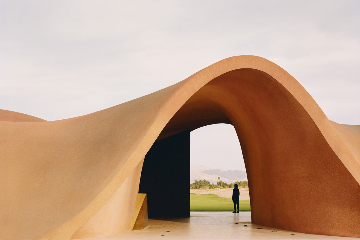 Smooth curves of a golf clubhouse by Oppenheim Architecture are derived from the natural desertscape