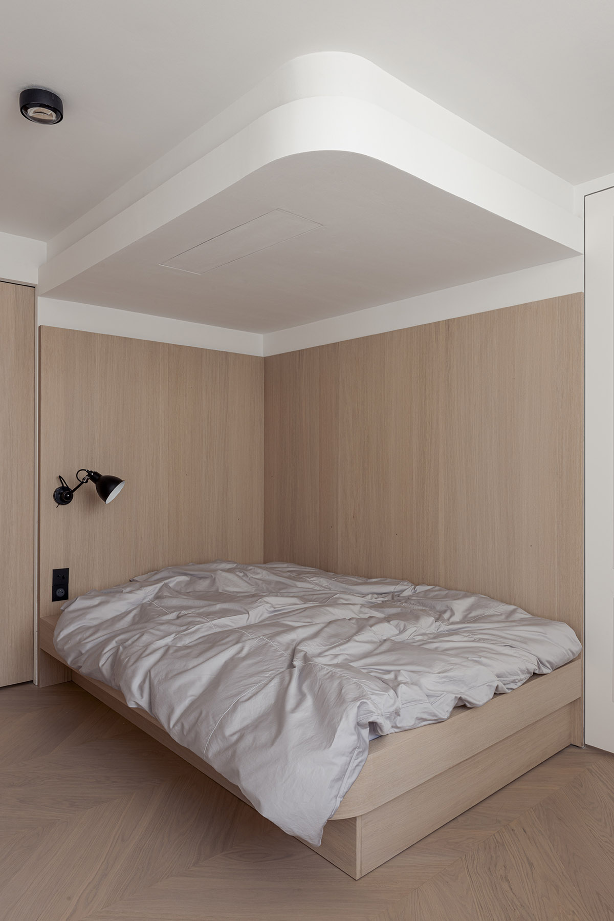 noa* converts 18th century hotel in Paris into an apartment with curved lines and scent of wood