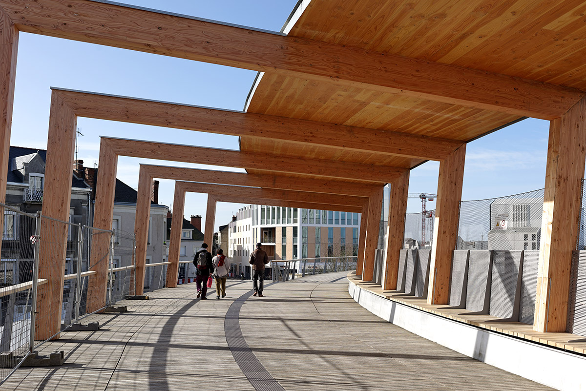 Dietmar Feichtinger Architectes designs curvy bridge made of laminated wood beams in Angers, France