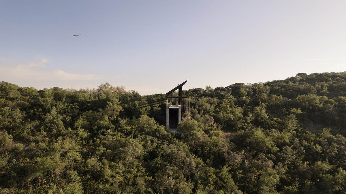 Espina Pavilion embraces structural and visual balance with minimal footprint on Mexican hills 