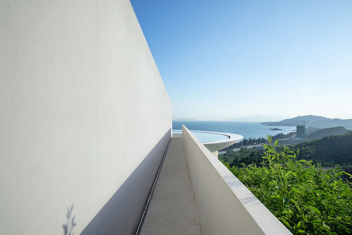 3andwich Design / He Wei Studio built circular library featuring a rooftop pool in China