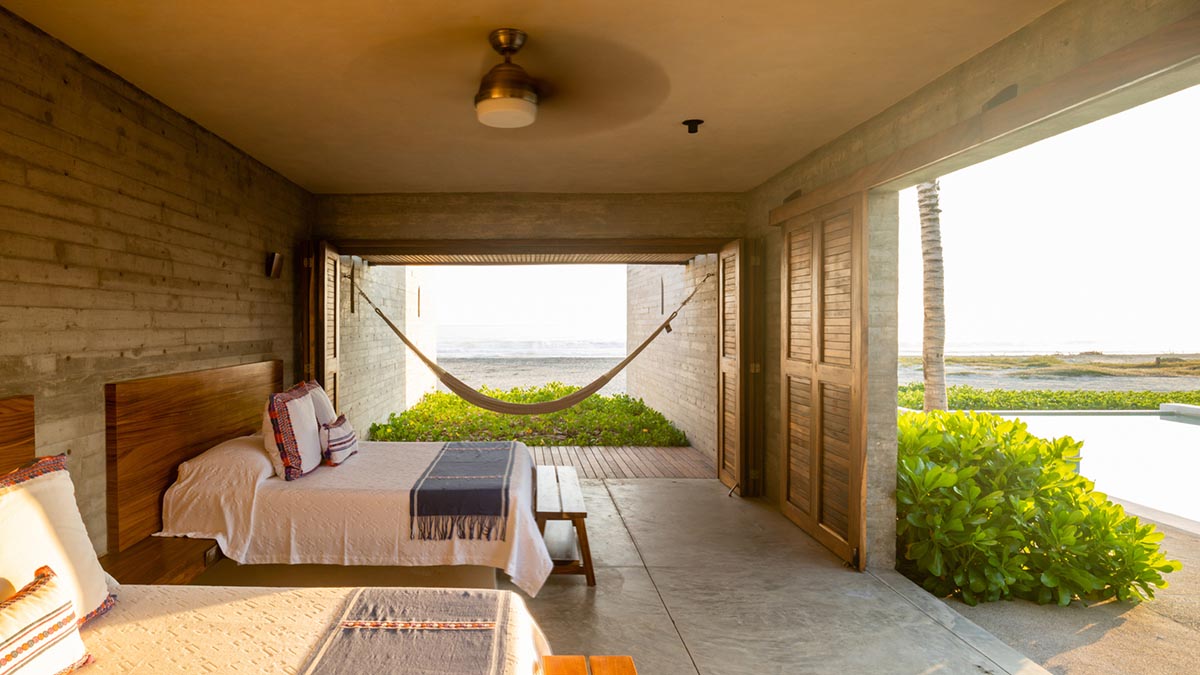 A system of parallel concrete walls forms Casa Cova with private passages designed by anonimous