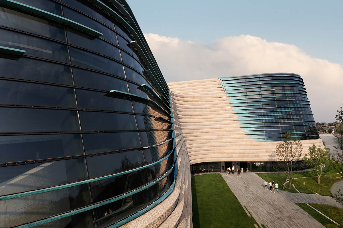 Mound-shaped museum by CSWADI rises from the earth like