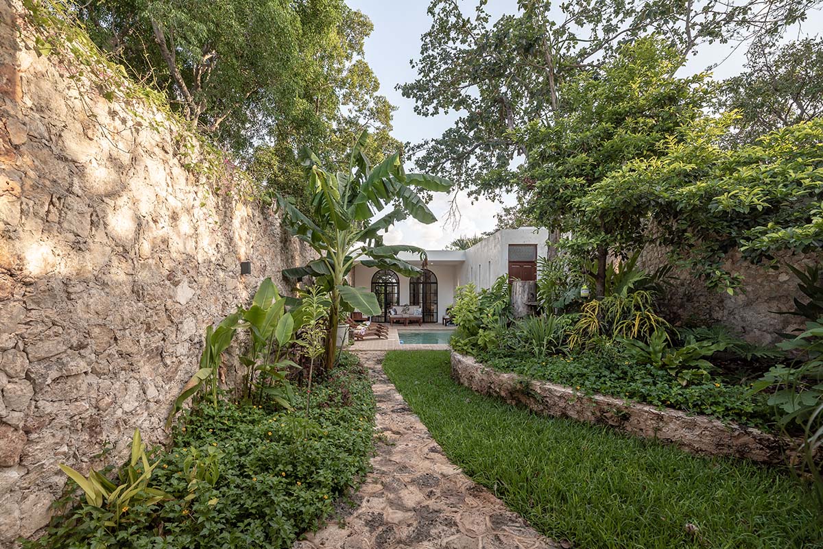 Taller Estilo Arquitectura completes low-lying Pitahaya House in Yucatán, Mexico 
