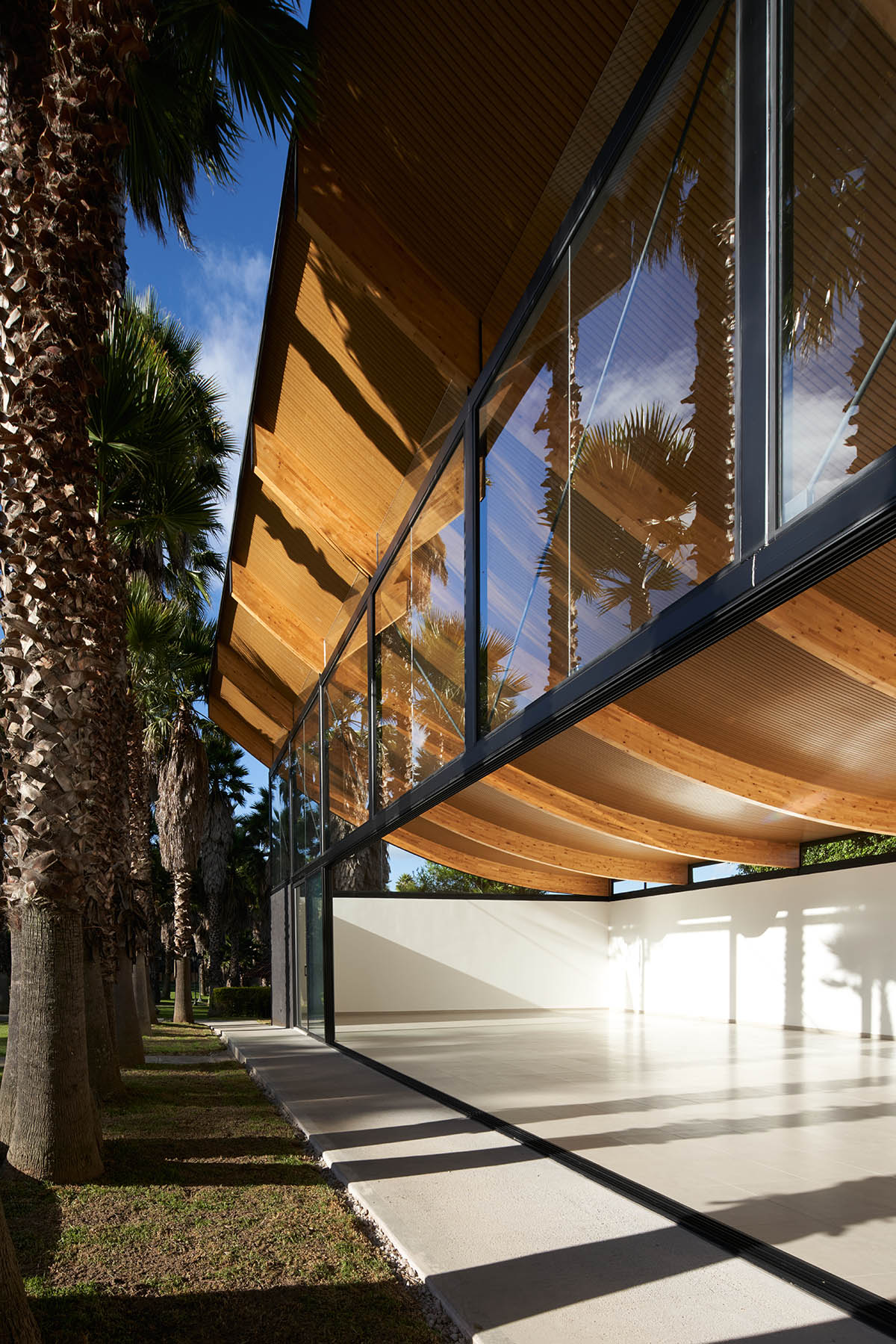 TEC Taller EC creates pavilion with concave wooden roof that becomes a façade in Ecuador