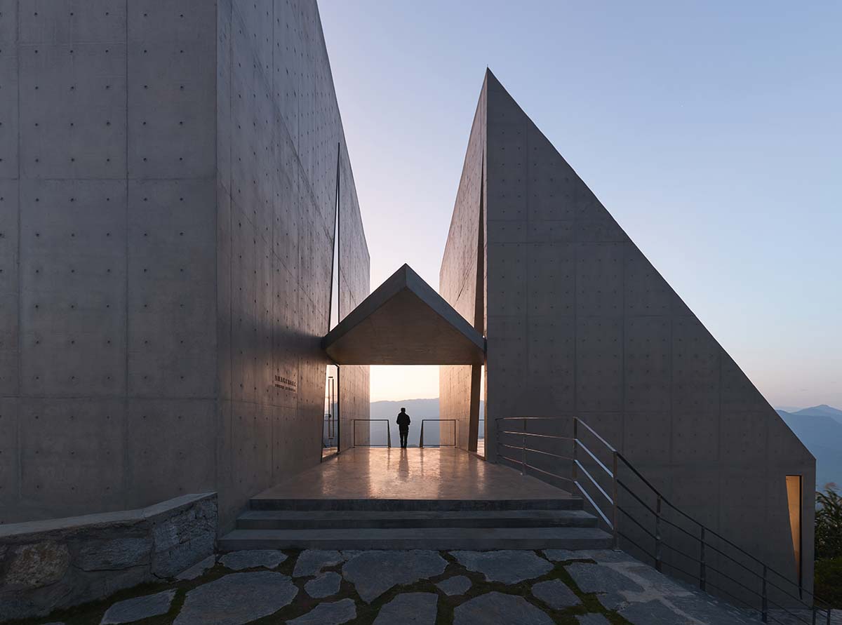 TAO completes concrete bookstore with protruding structure on a steep slope in China 