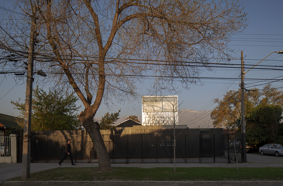 Rodolfo Ca&ntilde;as' hermetic family house defined by protruding skylight in central Chile