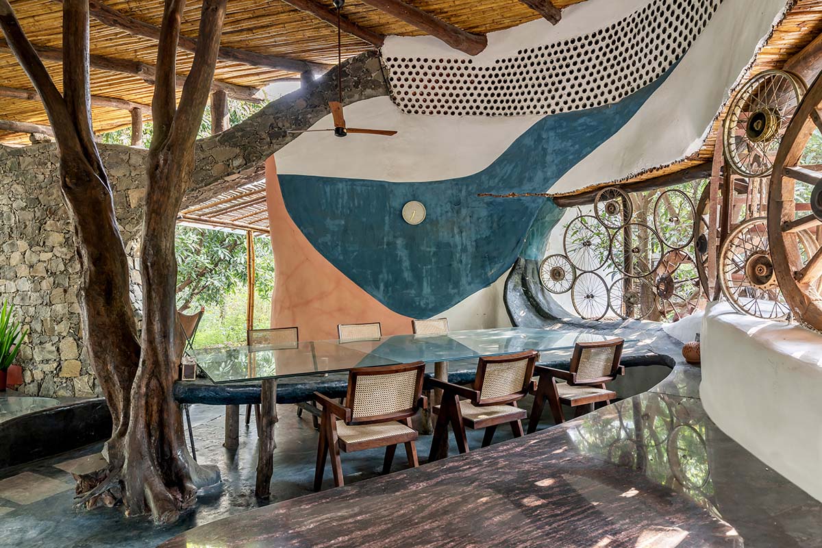 Blurring Boundaries built biophilic farmhouse made of organic and curved walls near Mumbai