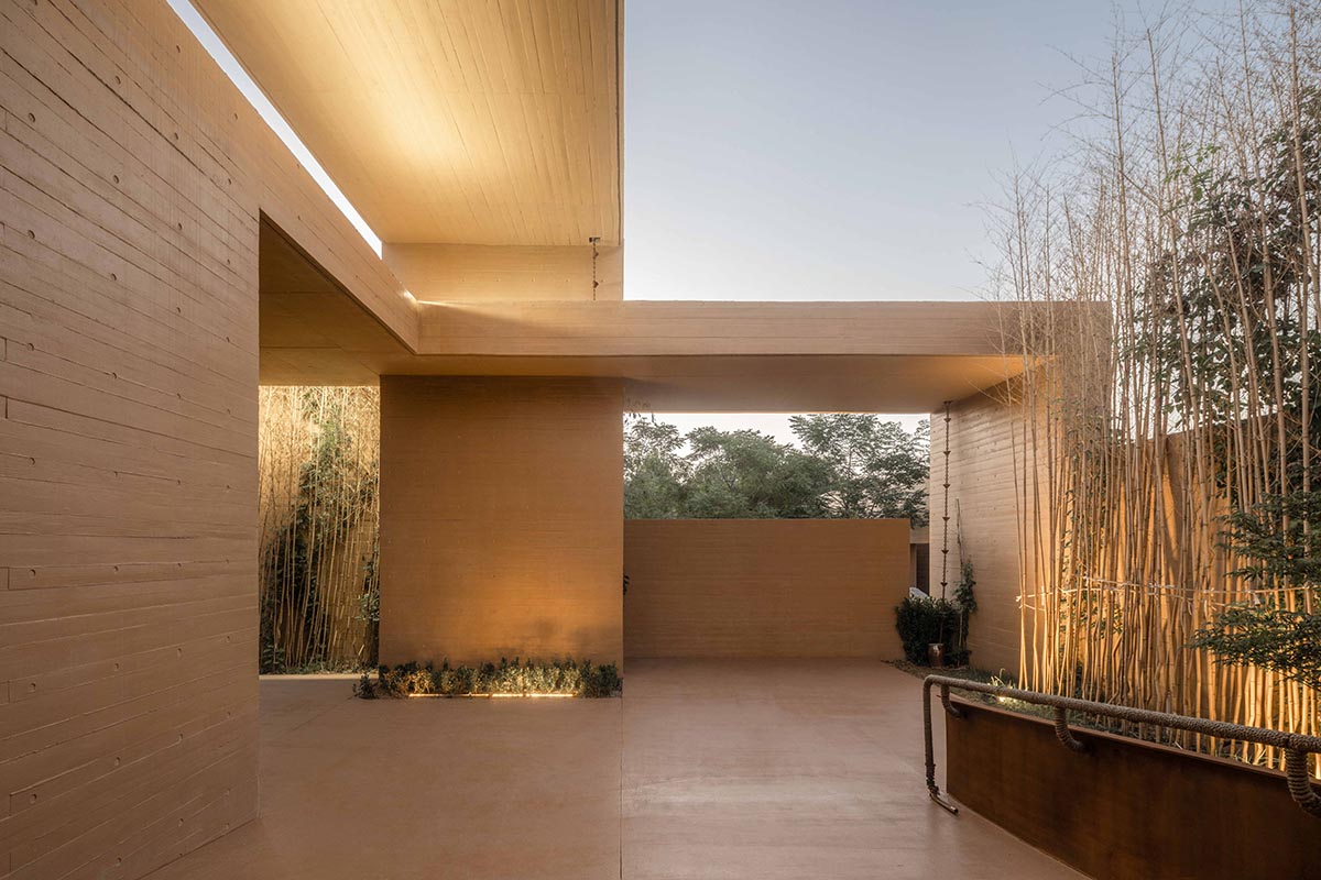 Linear placement of earth-toned walls choreographs a serene hotel by Studio A+ in China 