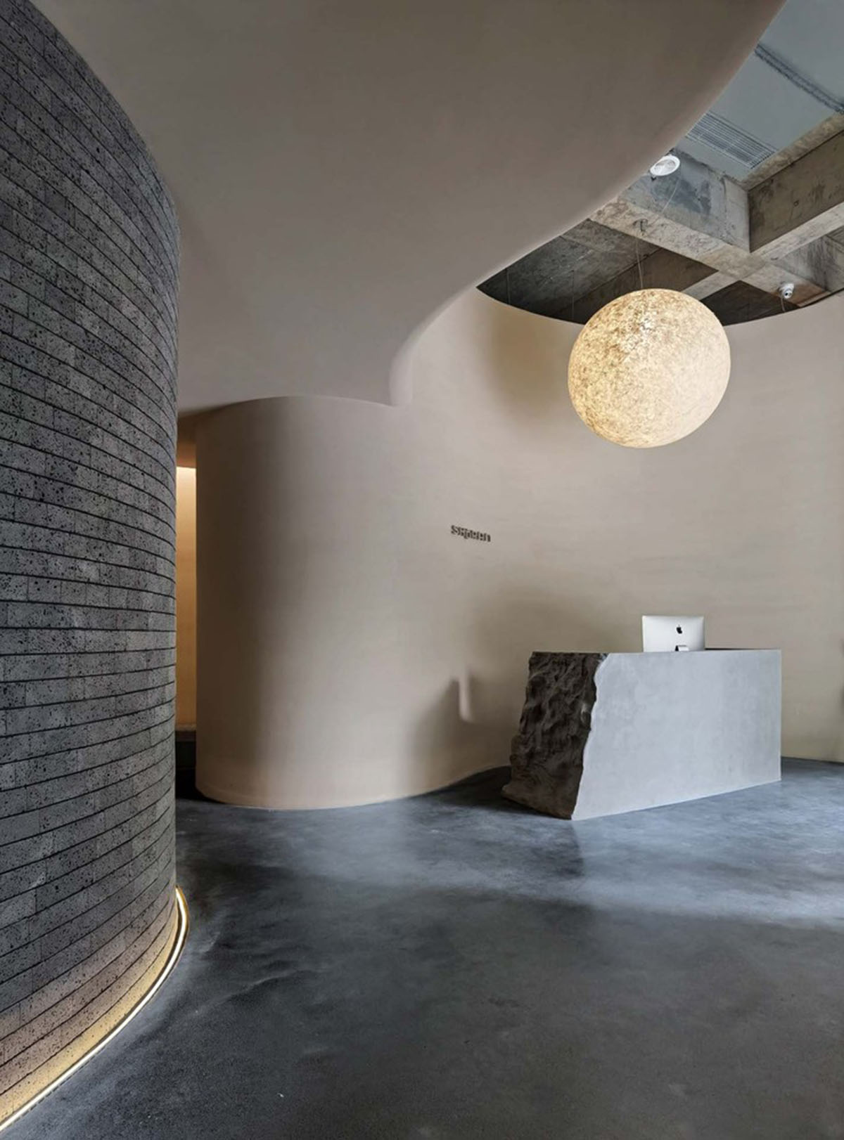 Гладкие углы и закругленные стены образуют похожий на пещеру оздоровительный центр, разработанный E Studio в Китае. 