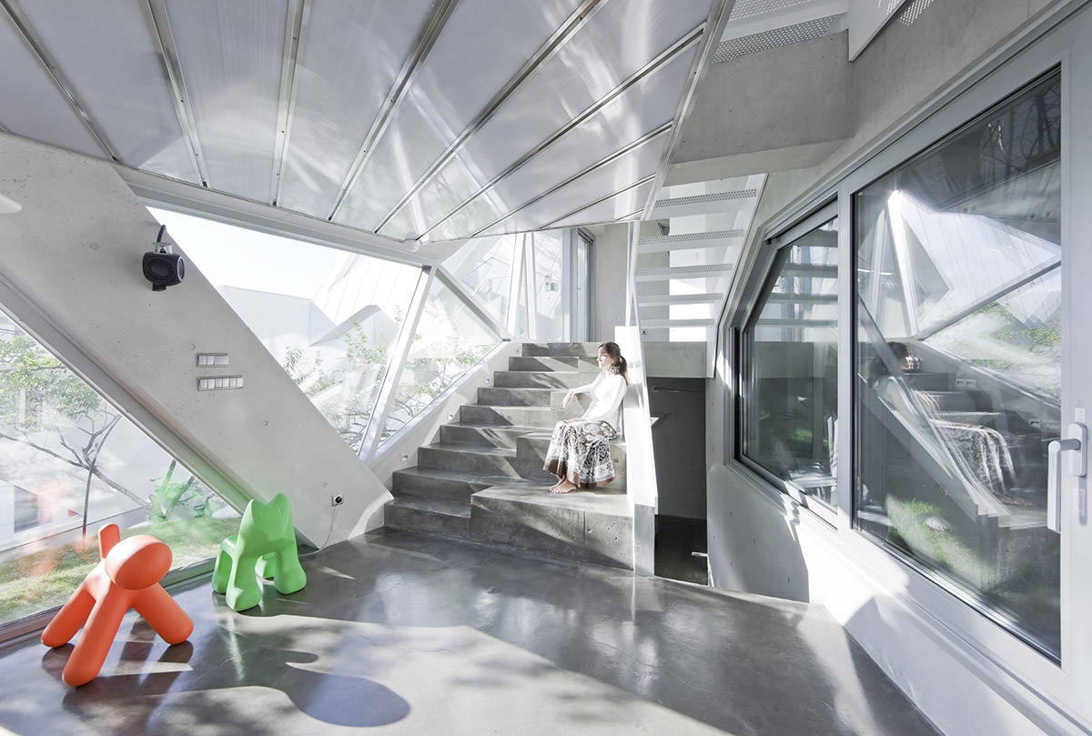 HyoMan Kim sets this polyhedron house on Bukhansan mountaintop to create climbable white petal
