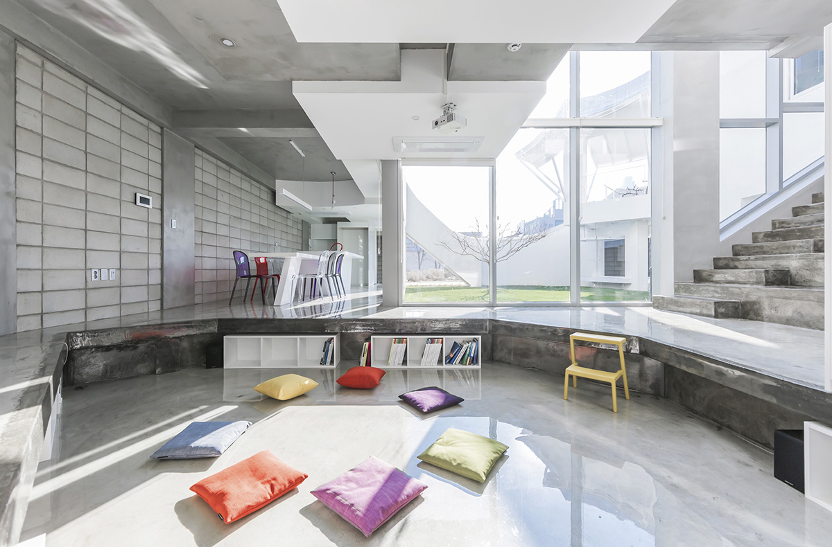 IROJE KHM Architects’ Flying House symbolizes a pilot’s daily characteristic of flight