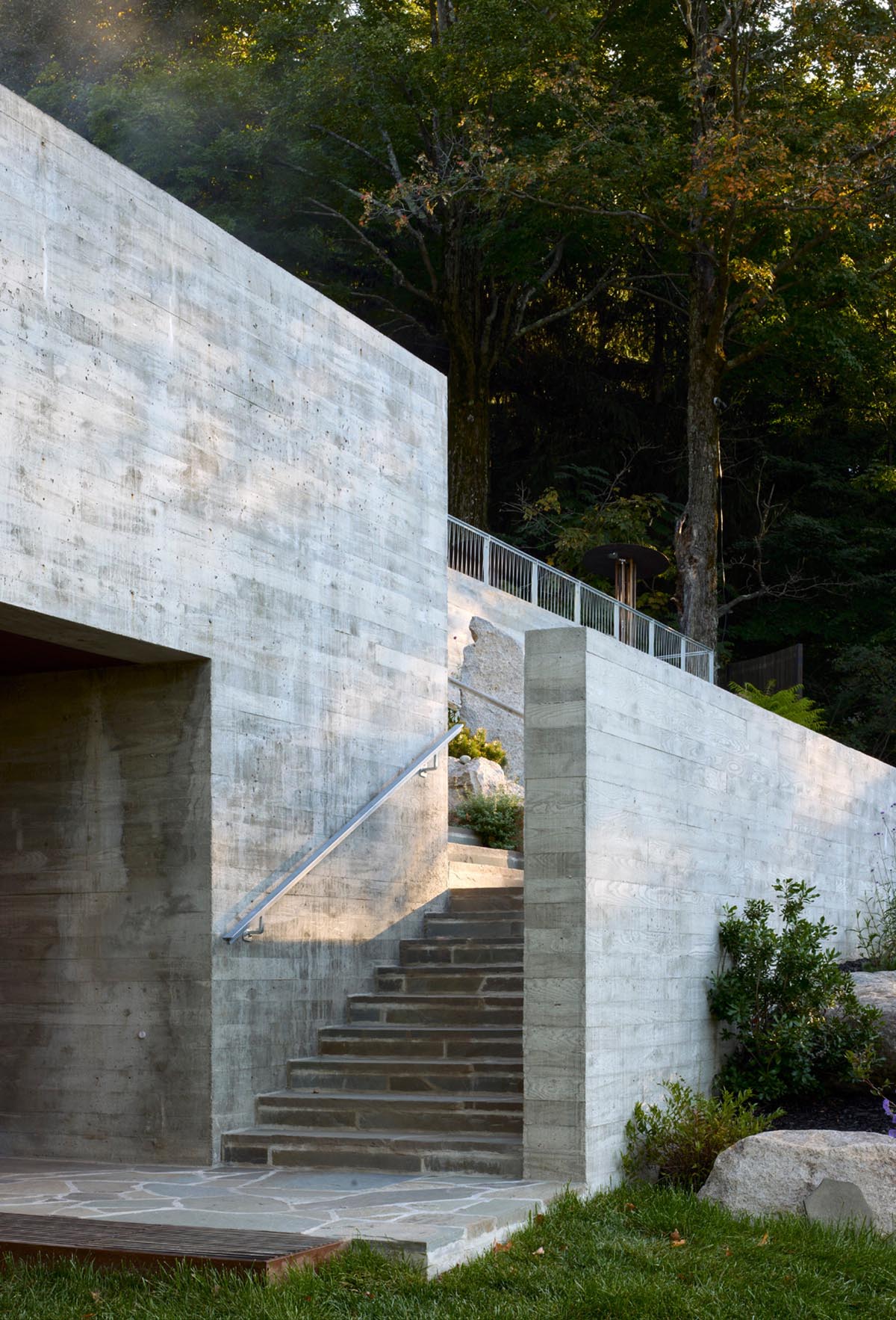 MacKay-Lyons Sweetapple Architects expands a concrete spa and thermal reserve in Quebec