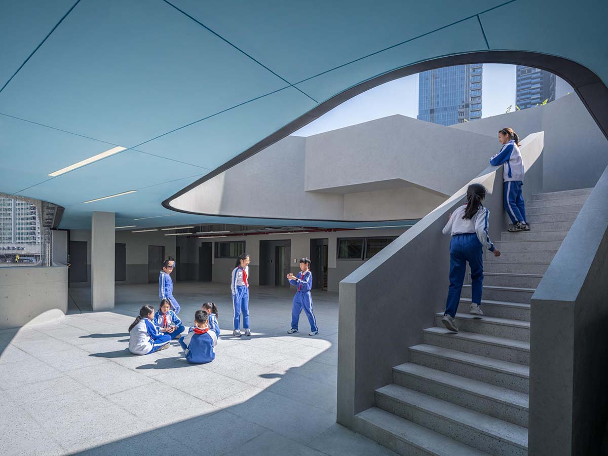 The school features large cracked slabs that serve as walls in the center of Shenzhen city