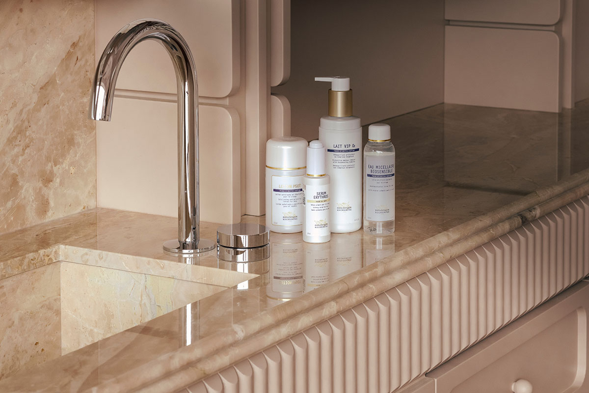 Odami enriches the interiors of a beauty shop with rounded, bevelled details, and pinkish hues