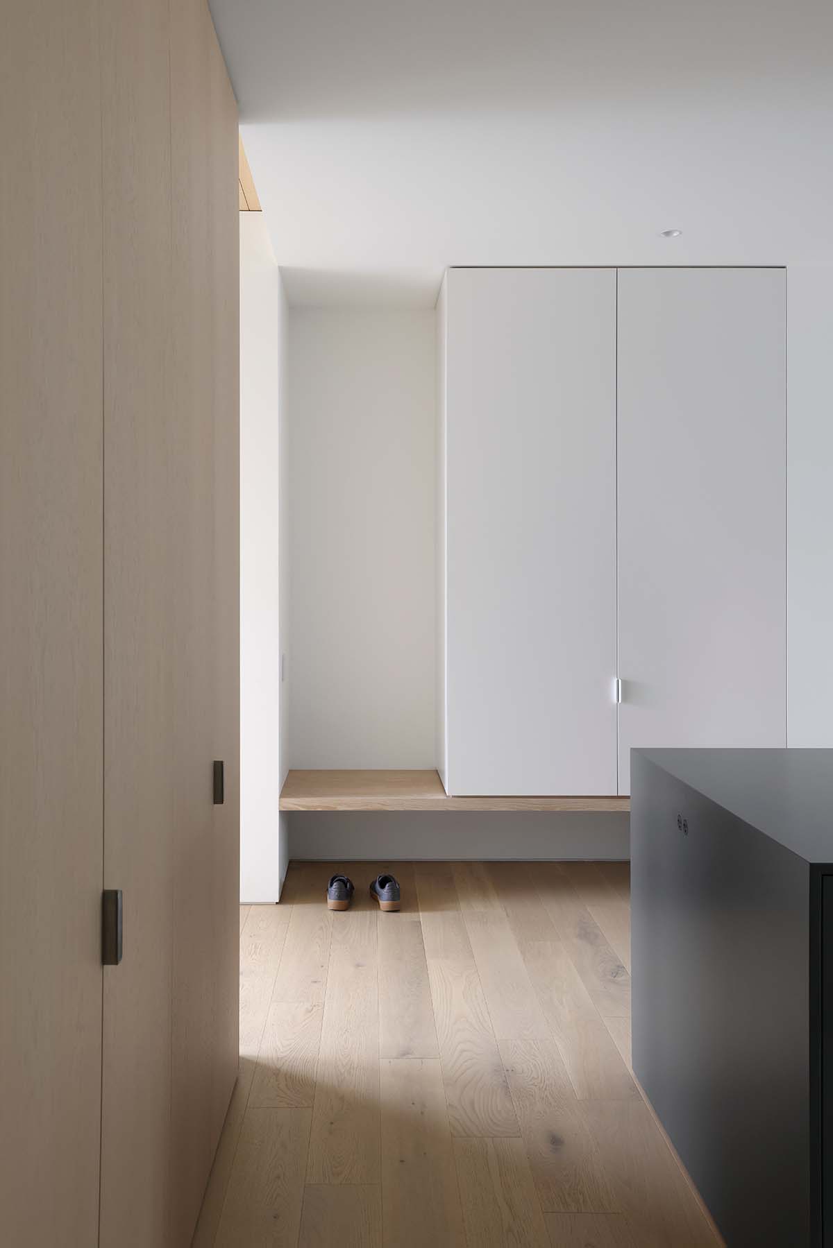 Splyce Design built a single-family home choreographed by a colonnade-lined entrance 