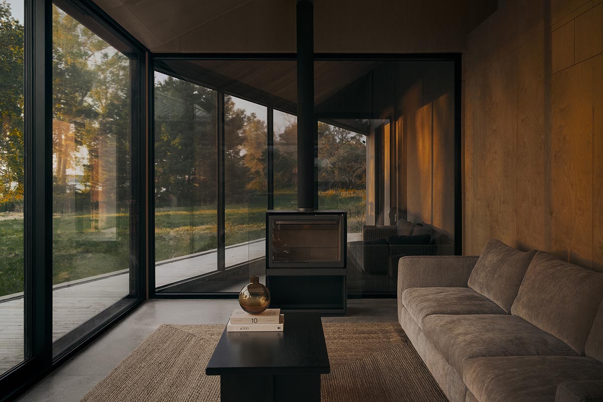 South Bay House portrays its mesmerizing surroundings with spacious windows in Ontario
