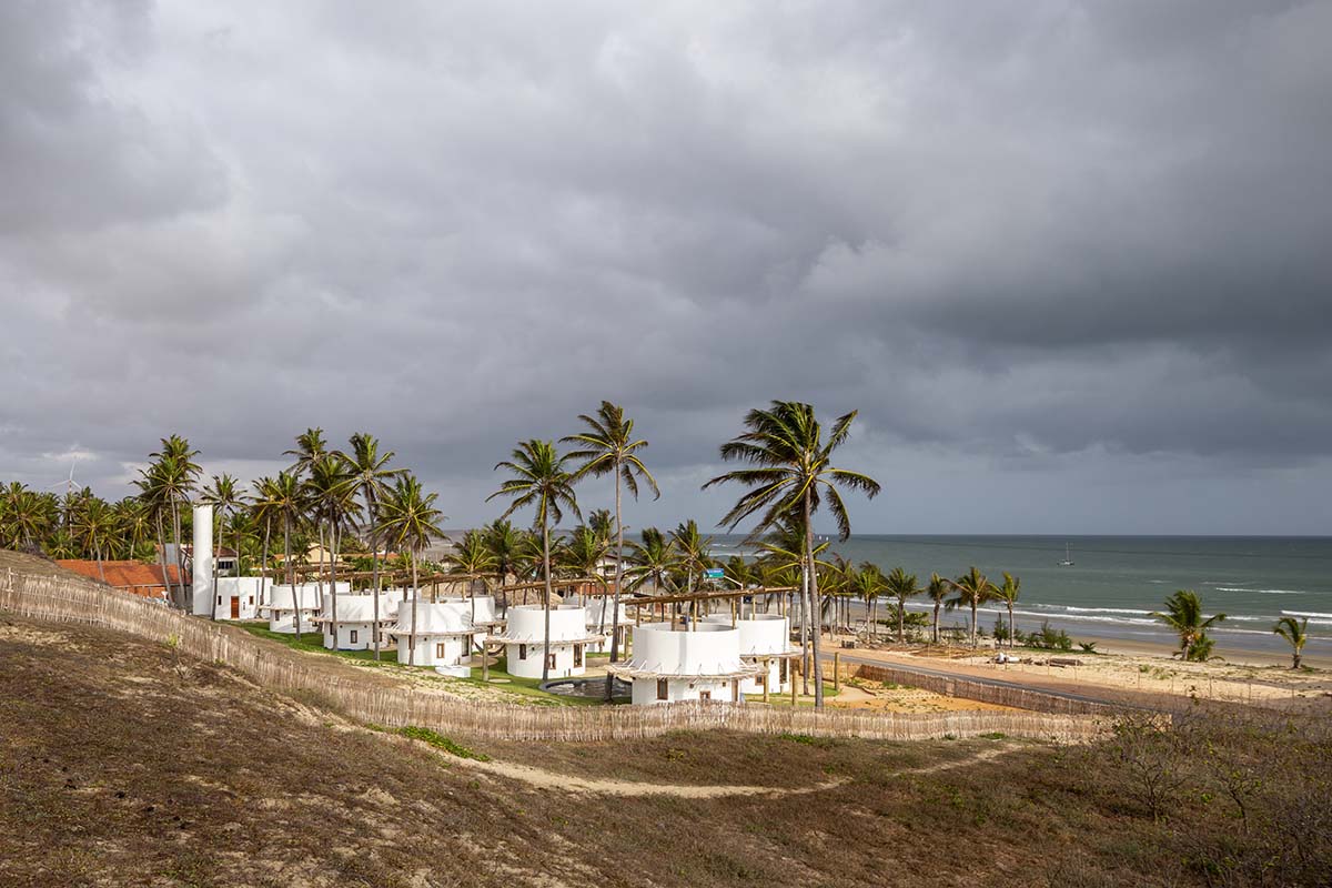 Lins Arquitetos Associados built village comprised of circular chalets overlooking coconut groves 