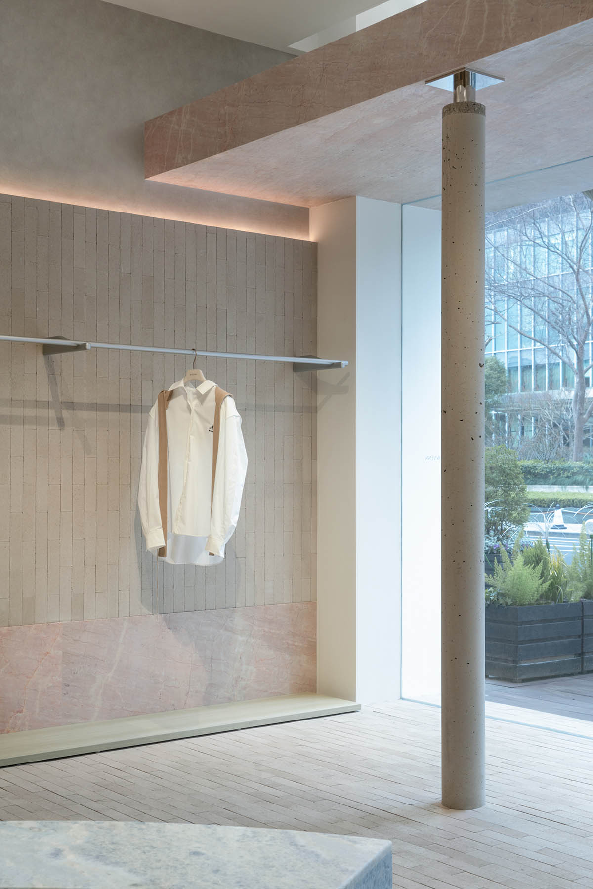 Shanghai store by Sò Studio unfolds surprises through the richness of materials, colors and props 