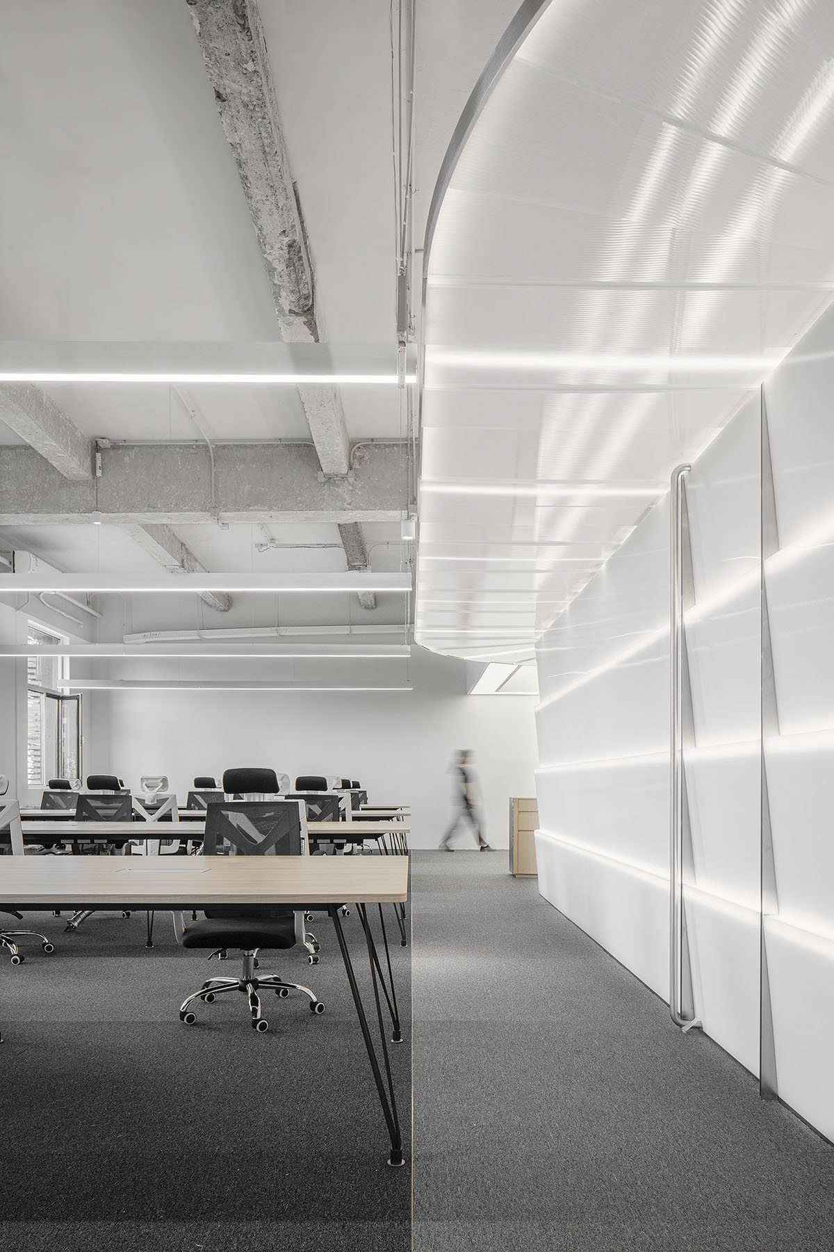 AtelierTree wraps Cyber White Garden Office with white-washed and sharp-cut elements in Beijing