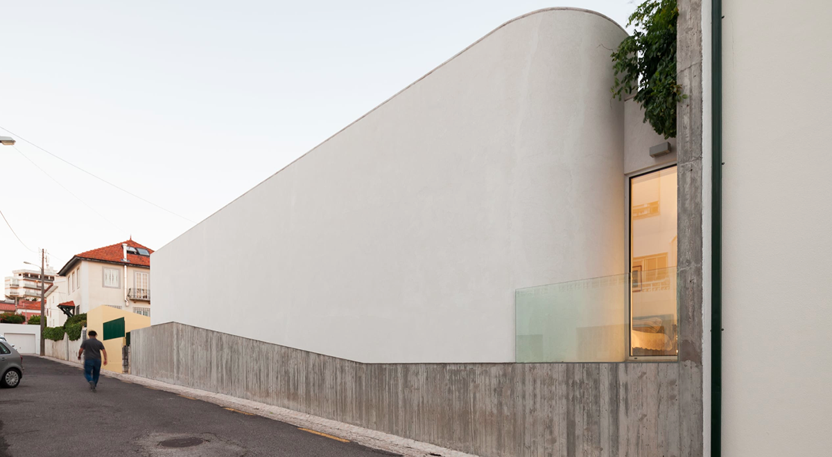 Antonio Costa Lima designs continuous inner gallery in Portugese house to overcome windowless fa&ccedil;ade