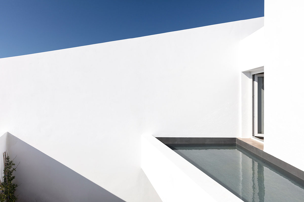 Kapsimalis Architects adds this summer villa featuring orthogonal lines to the Santorini Island