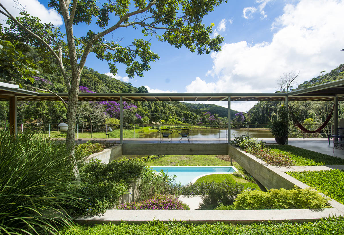Only eight points support this linear spaceship-looking volume in the hills of Rio de Janeiro